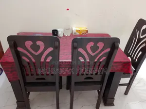 চার চেয়ার সম্বলিত মালয়েশিয়ান উডের ডাইনিং টেবিল