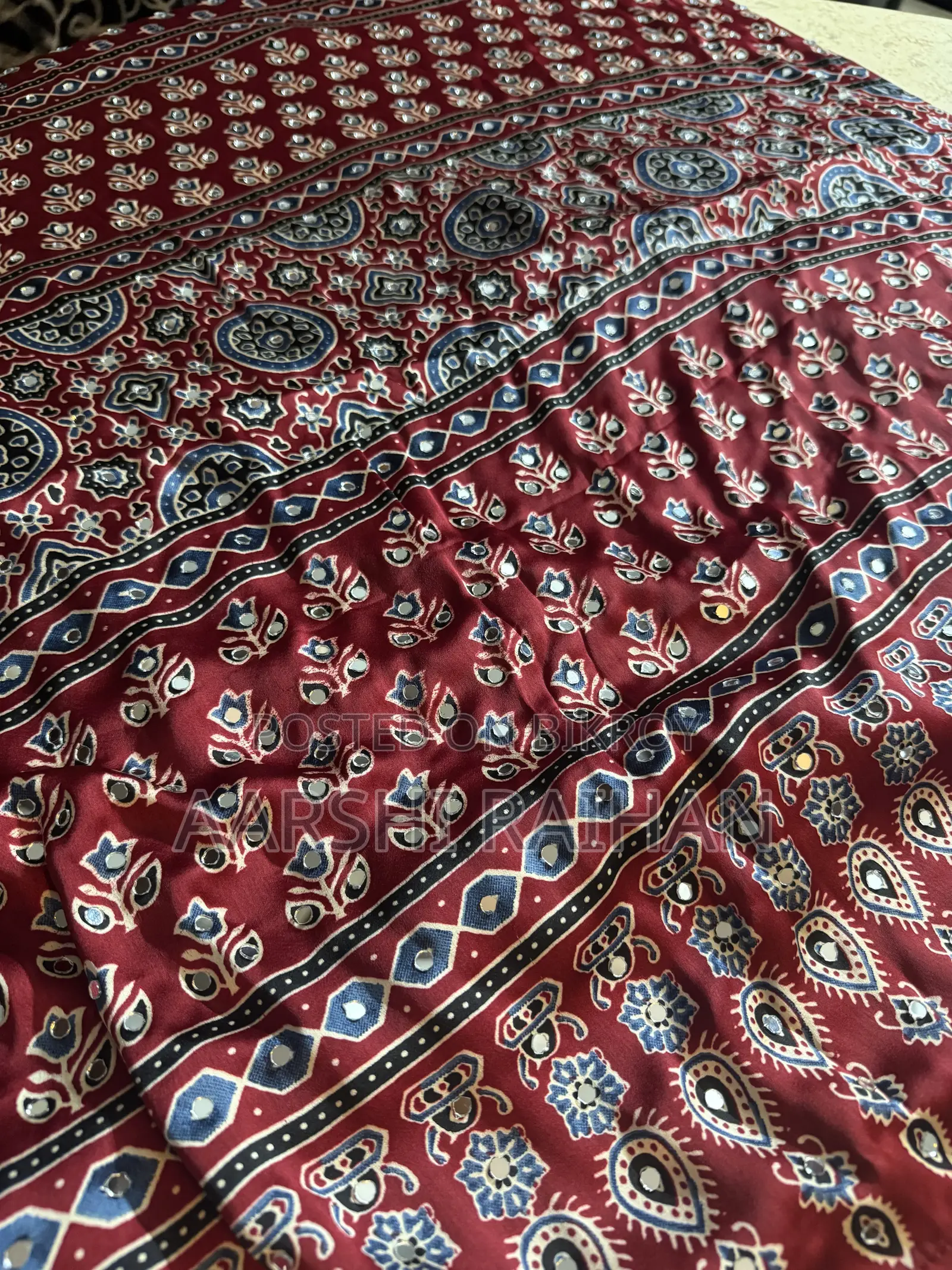 গ্লাস ওয়ার্কসহ সিল্ক আজরাক প্রিন্ট শাড়ি