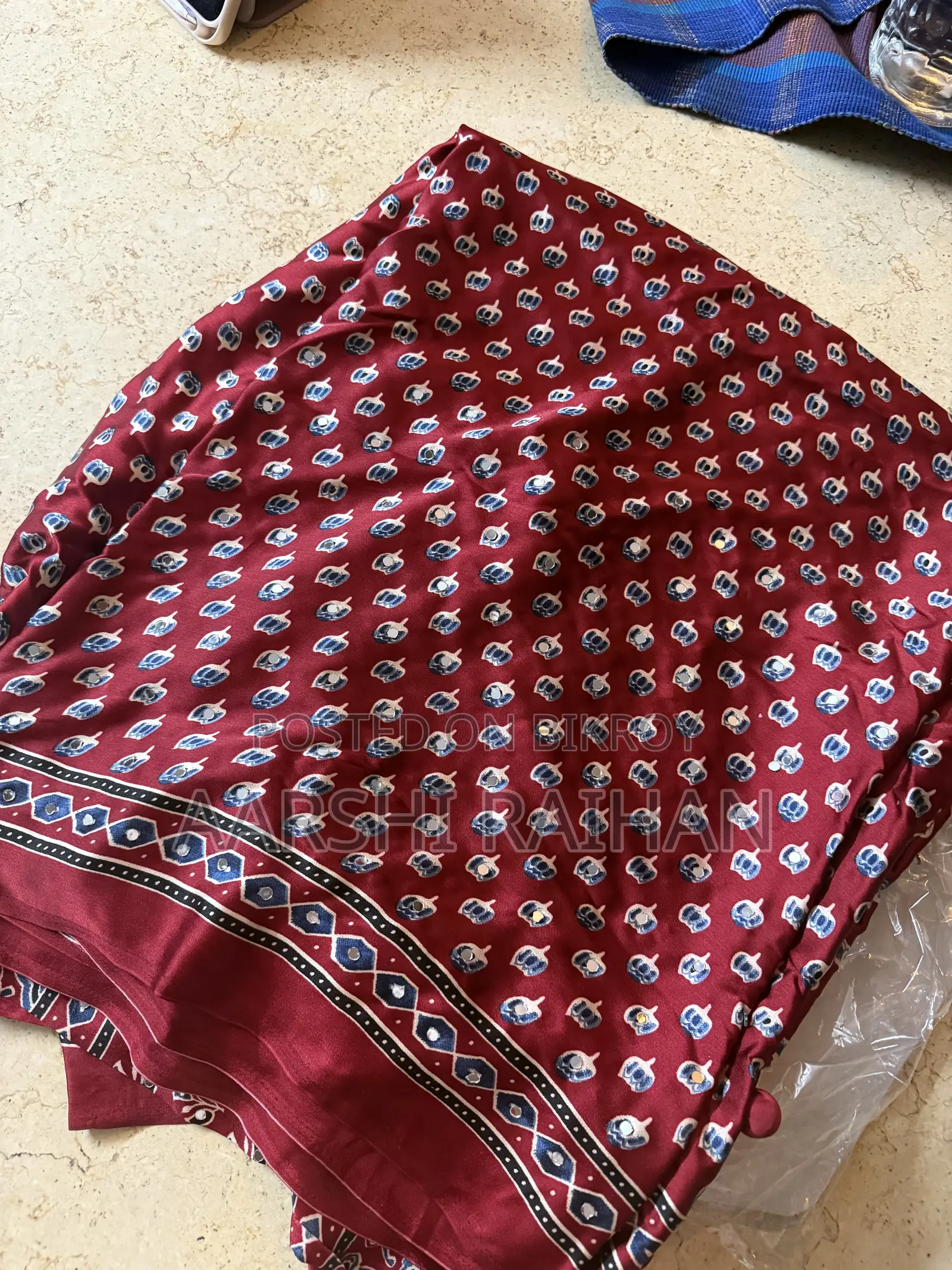 গ্লাস ওয়ার্কসহ সিল্ক আজরাক প্রিন্ট শাড়ি