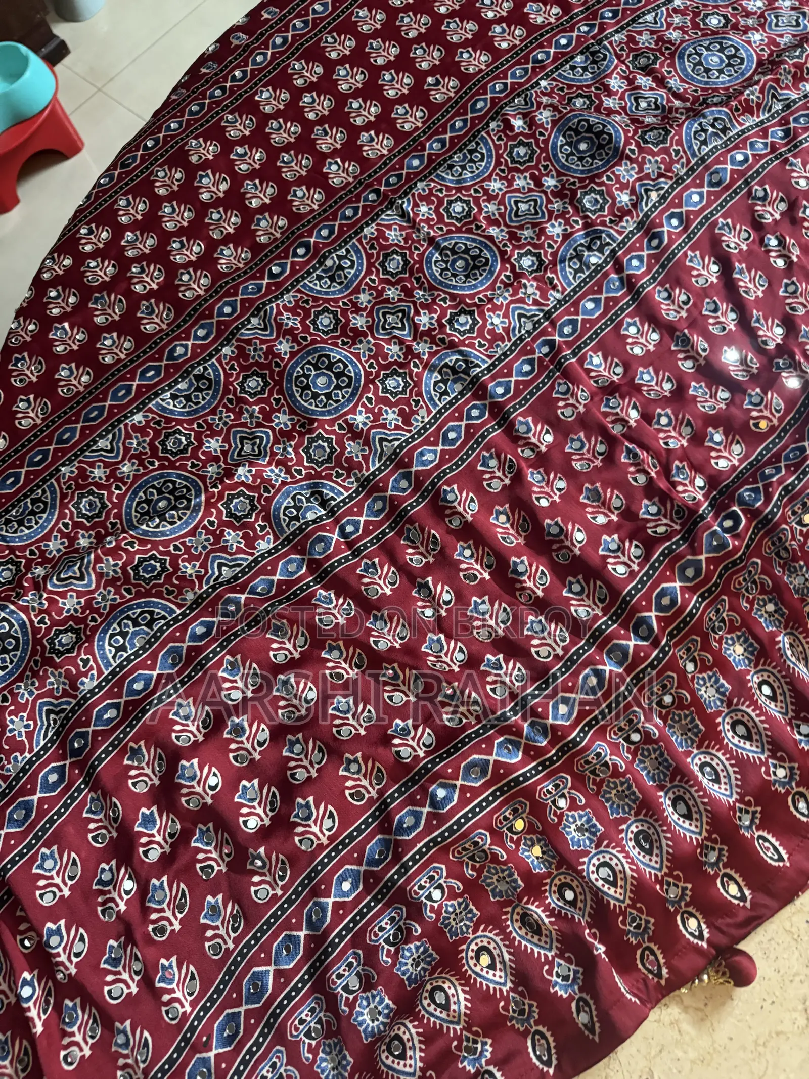 গ্লাস ওয়ার্কসহ সিল্ক আজরাক প্রিন্ট শাড়ি