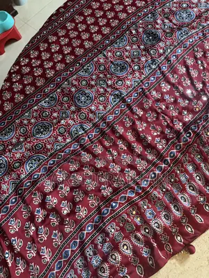 গ্লাস ওয়ার্কসহ সিল্ক আজরাক প্রিন্ট শাড়ি