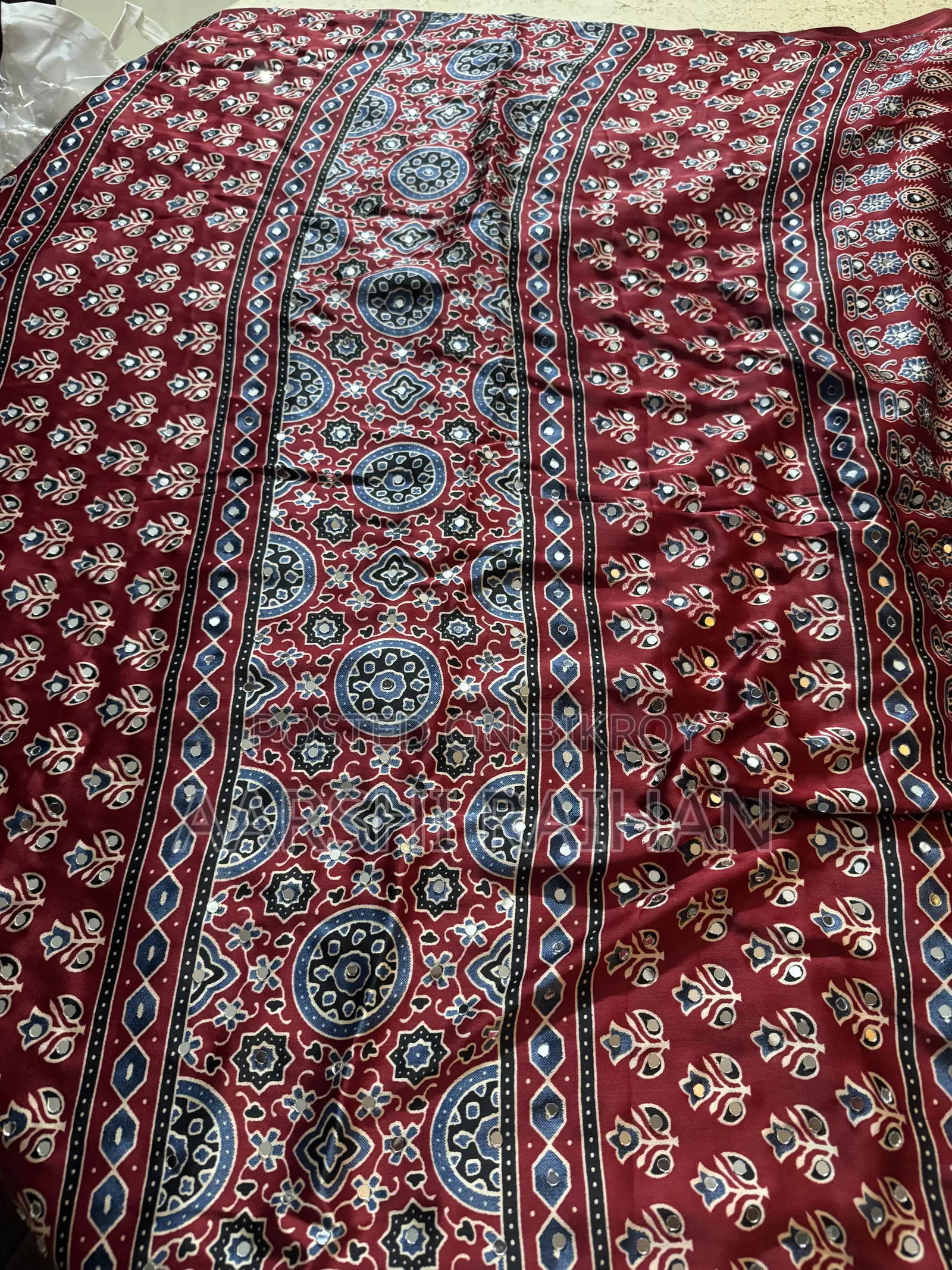 গ্লাস ওয়ার্কসহ সিল্ক আজরাক প্রিন্ট শাড়ি