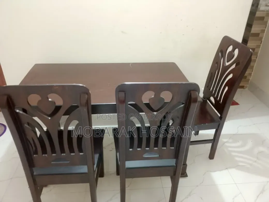 চার চেয়ার সম্বলিত মালয়েশিয়ান উডের ডাইনিং টেবিল