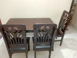 চার চেয়ার সম্বলিত মালয়েশিয়ান উডের ডাইনিং টেবিল