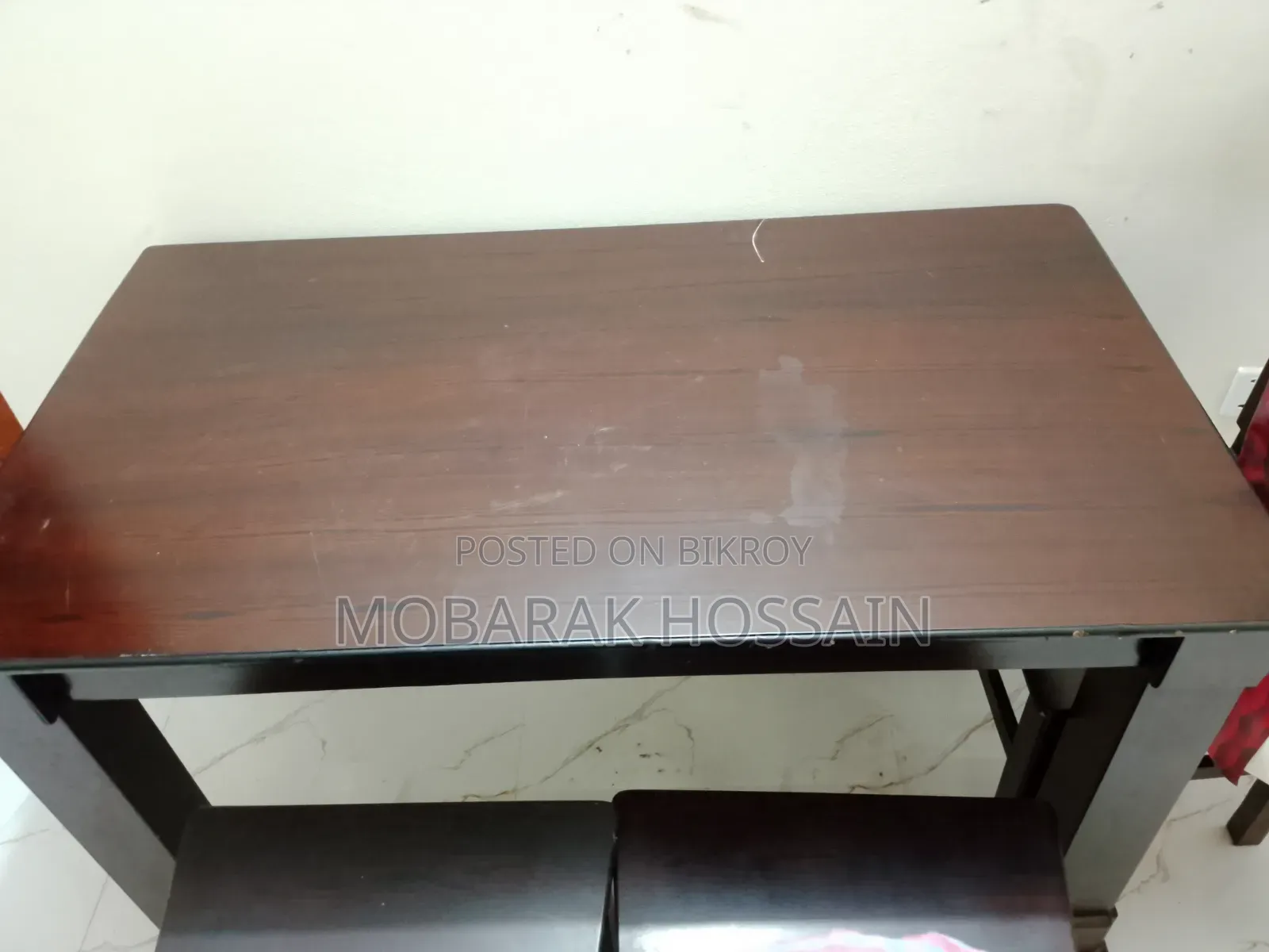 চার চেয়ার সম্বলিত মালয়েশিয়ান উডের ডাইনিং টেবিল