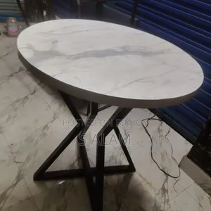রাউন্ড টেবিল