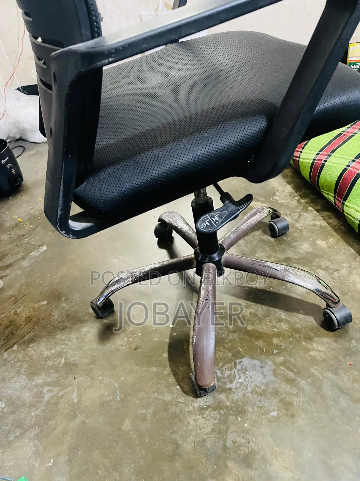Hydraulic Office Chair + Plastic Table