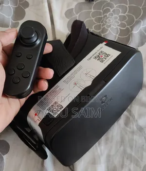 ডেসটেক ভি৫ ভিআর হেডসেট কন্ট্রোলারের সাথে।