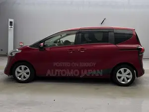 Toyota Sienta 2021 Red