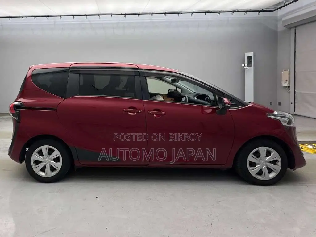 Toyota Sienta 2021 Red