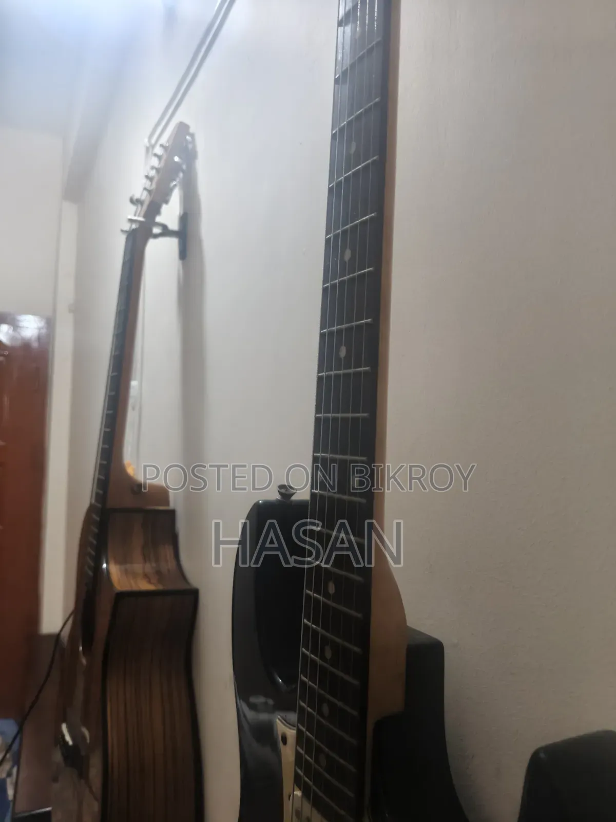 ইলেকট্রিক গিটার বিক্রির জন্য।