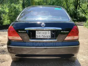 নিসান সানি ২০০৯ কালো