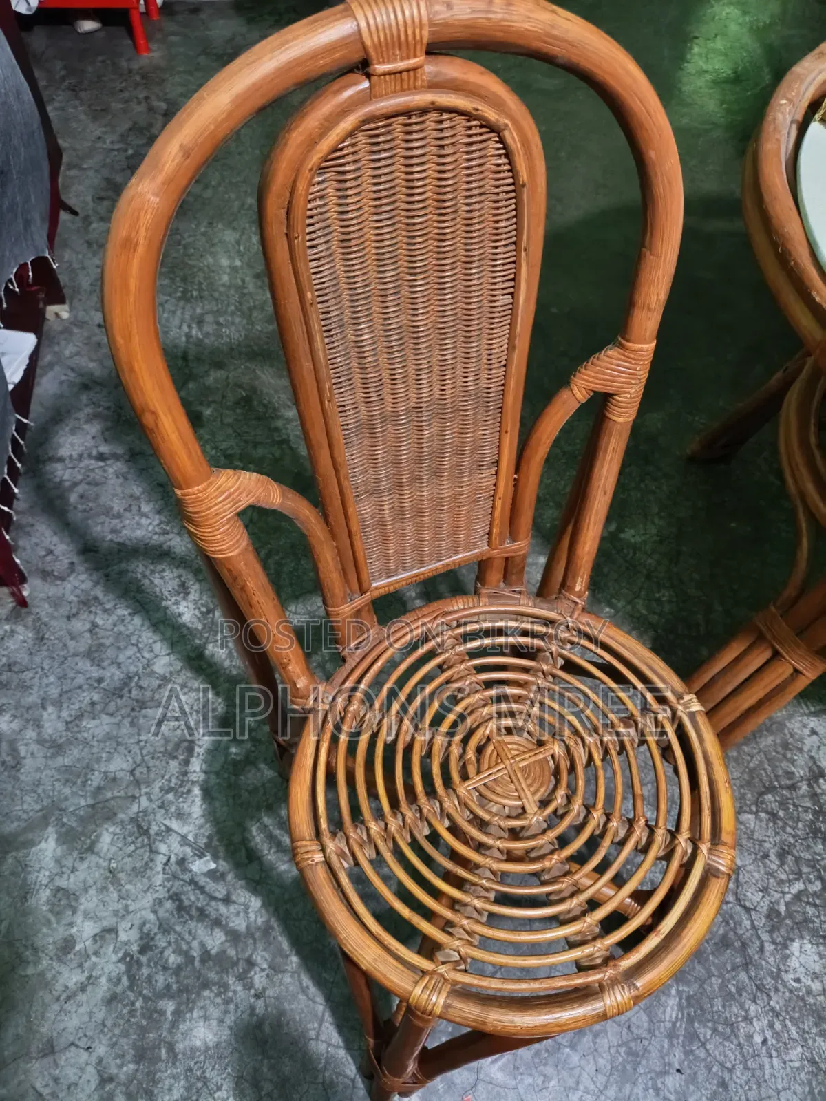 ডাইনিং টেবিল