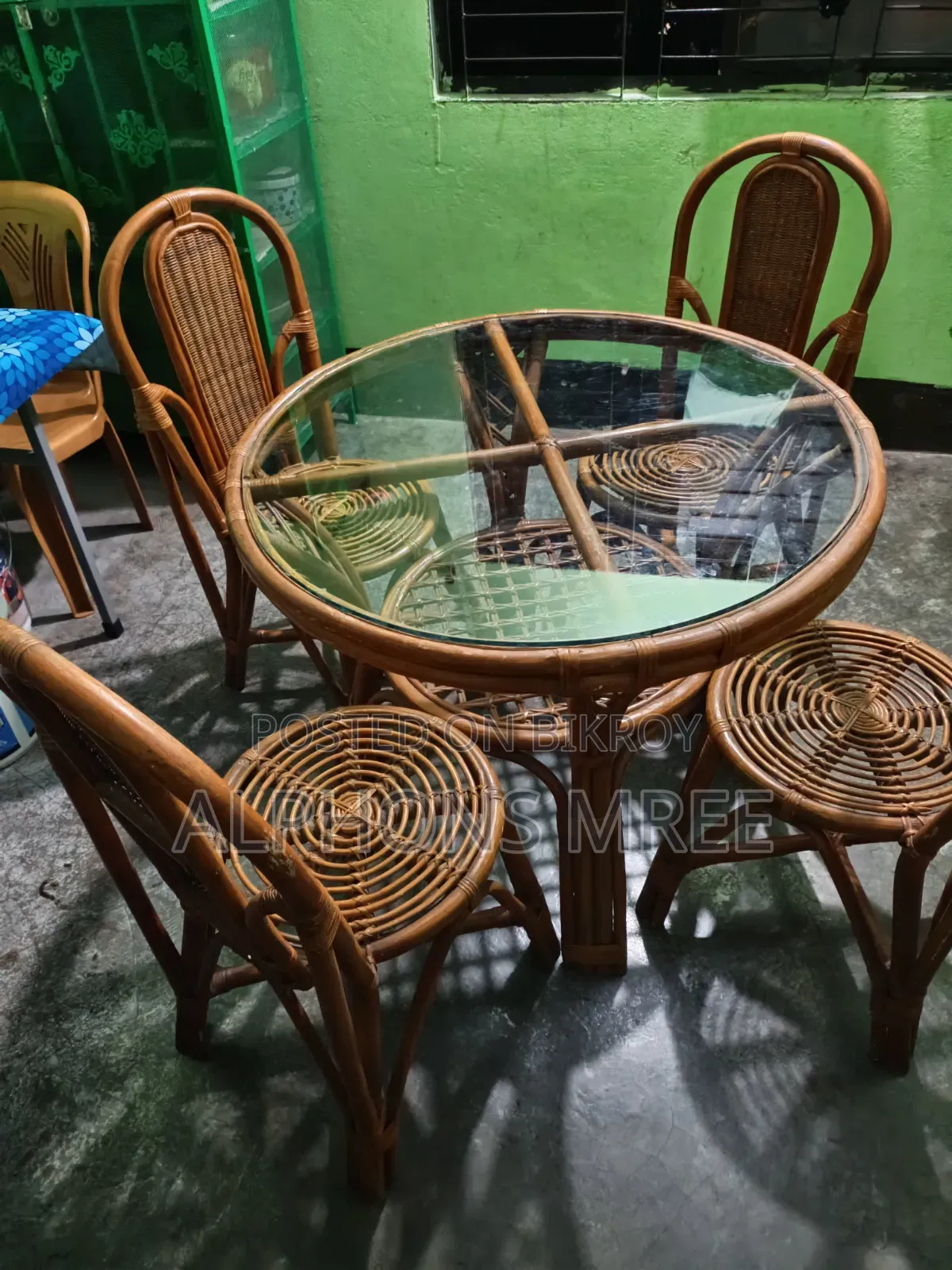 ডাইনিং টেবিল