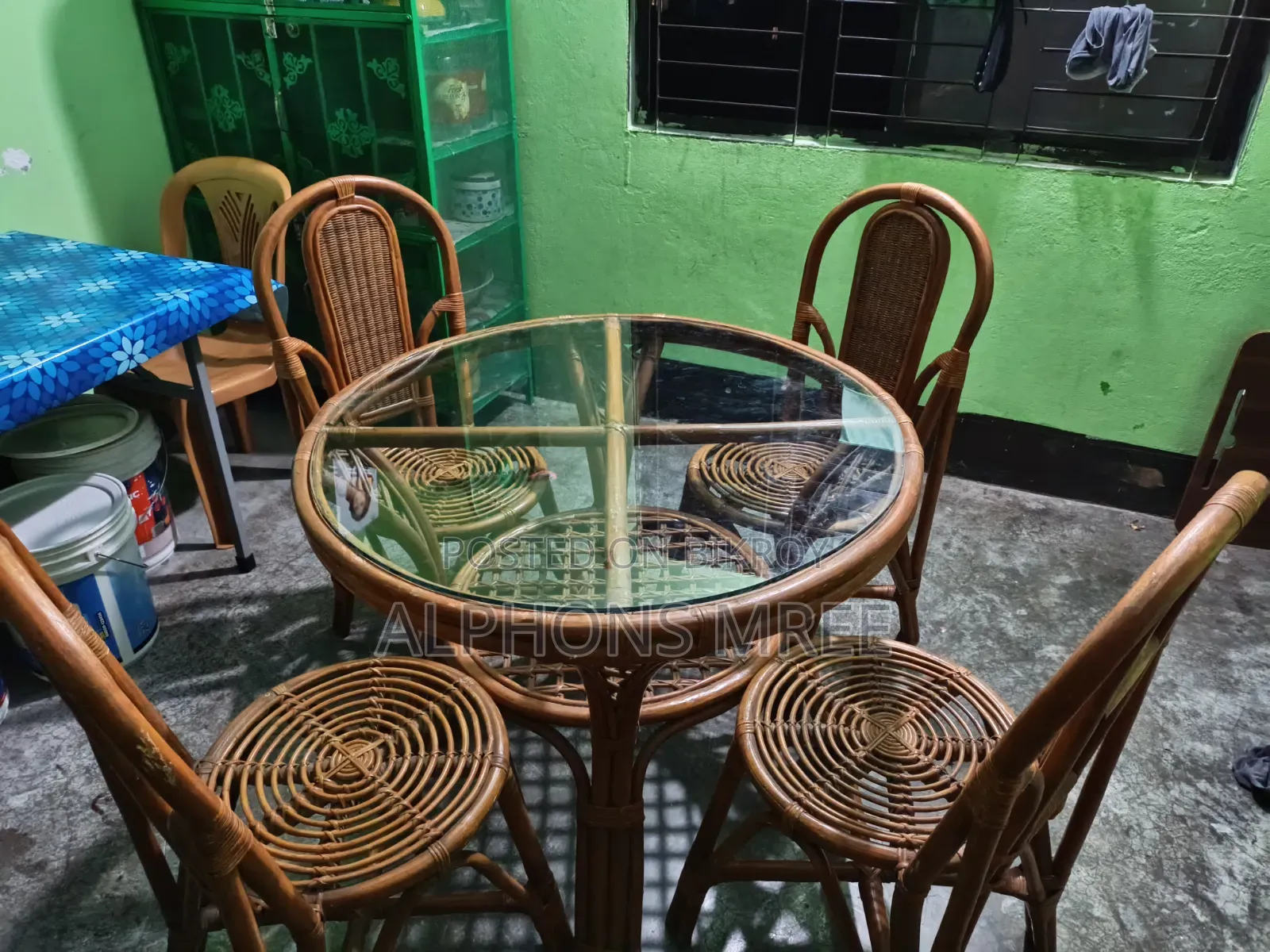 ডাইনিং টেবিল