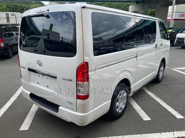 Toyota HiAce 2022