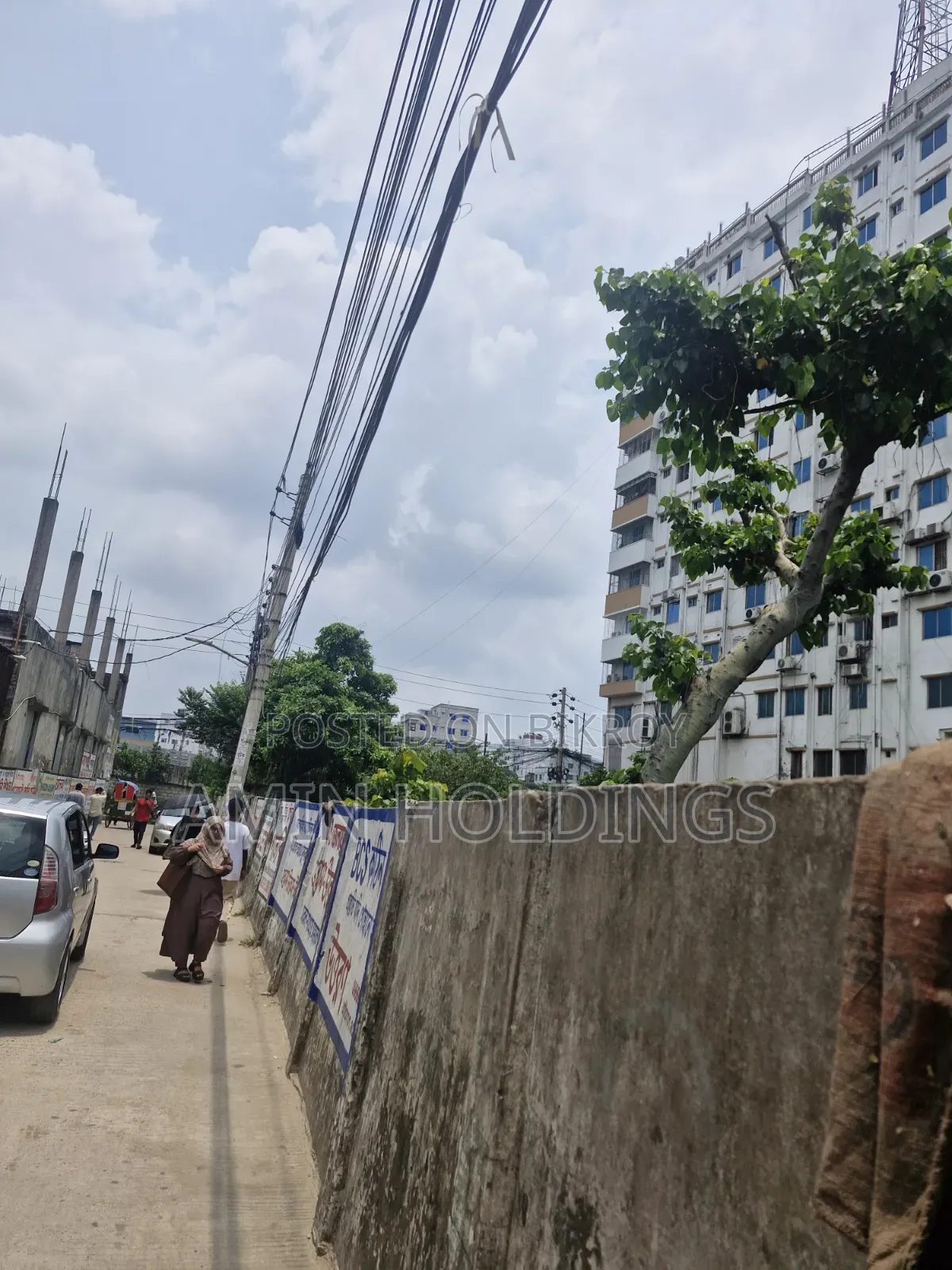 17.5 katha land with boundary near Badda U-loop is for sale.