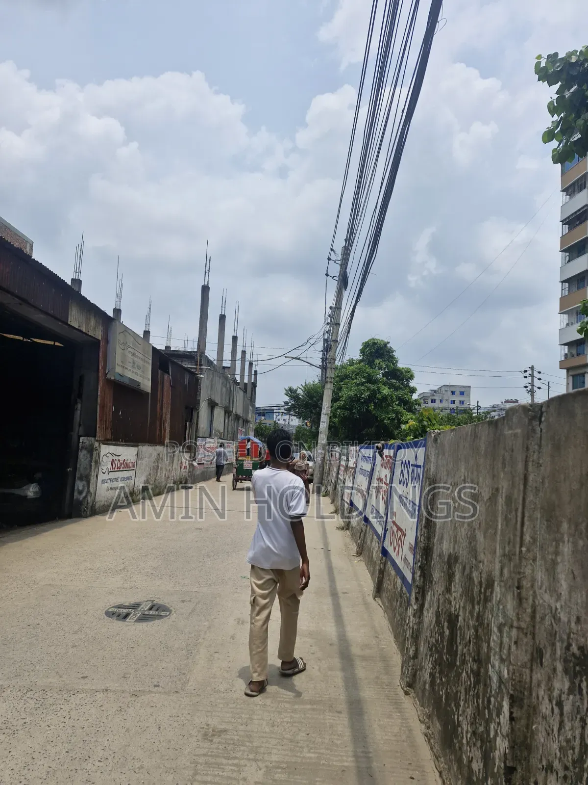 17.5 katha land with boundary near Badda U-loop is for sale.