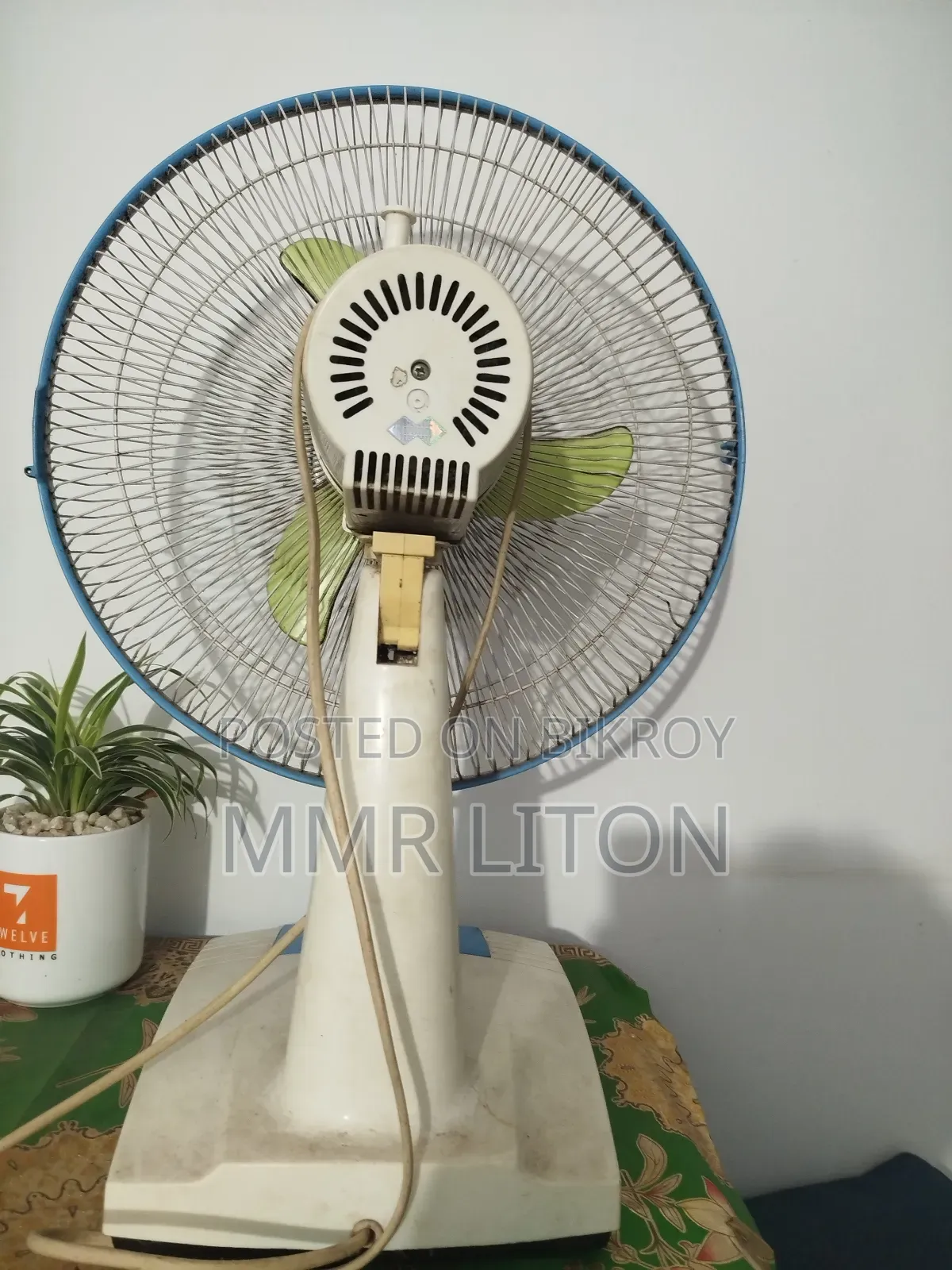 একটি টেবিল ফ্যান বিক্রয় করা হবে
