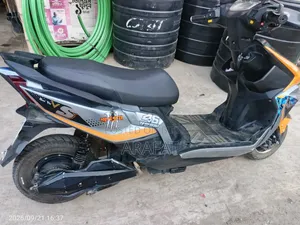 Yadea Velax 2025 Orange