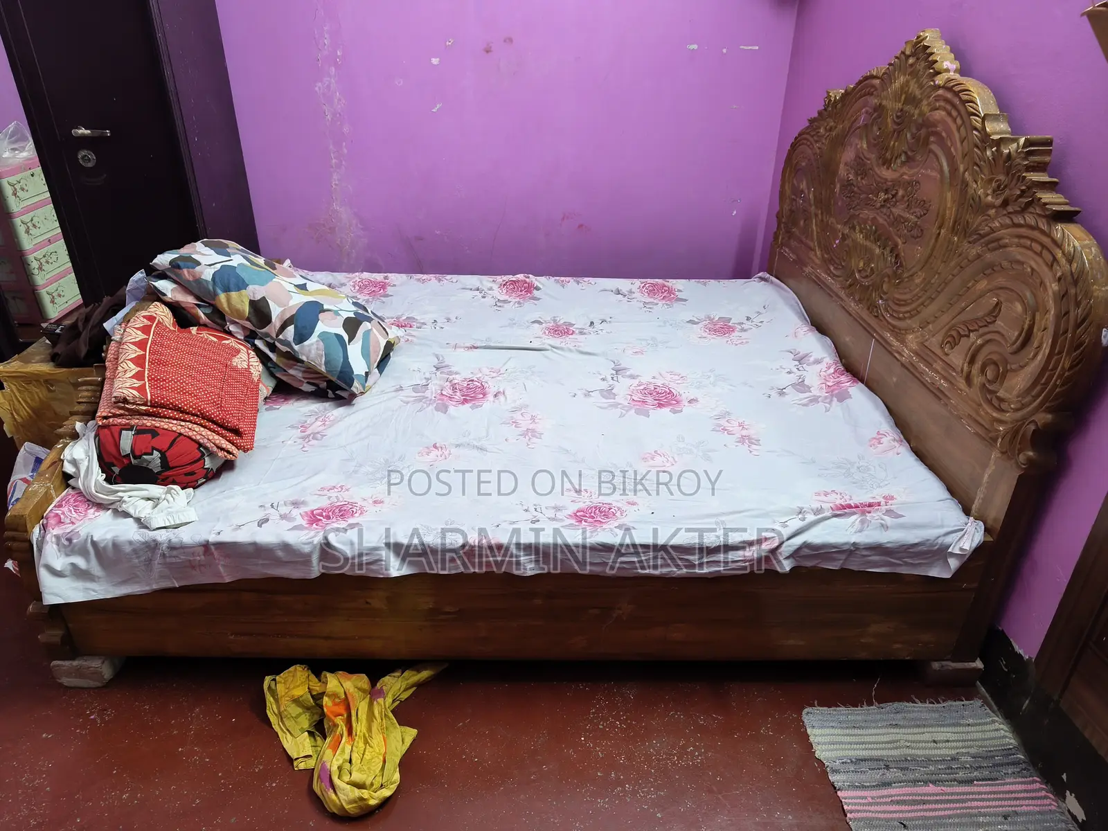 পলিশ করা কাঠের খাট