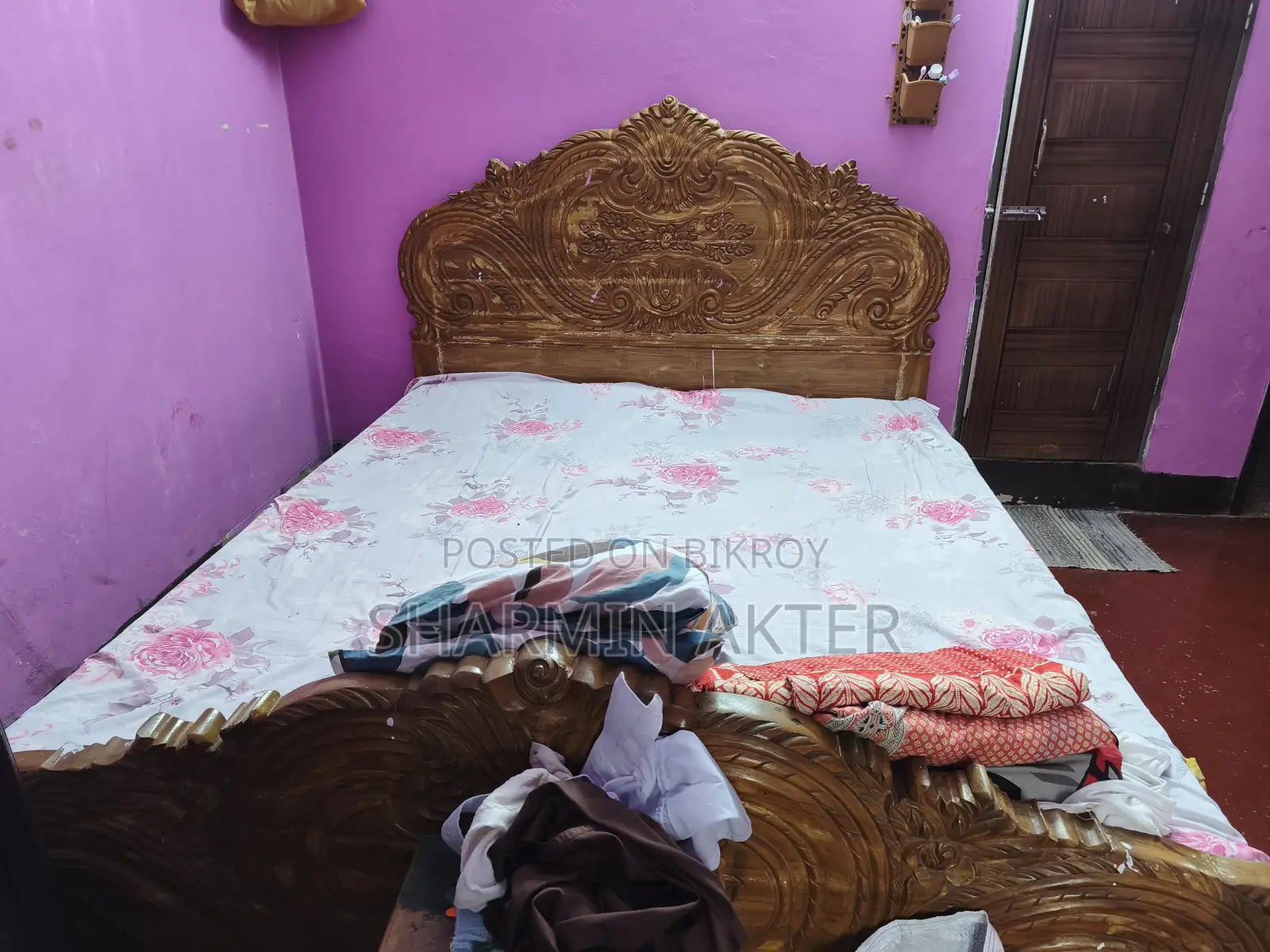 পলিশ করা কাঠের খাট
