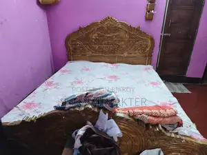 পলিশ করা কাঠের খাট