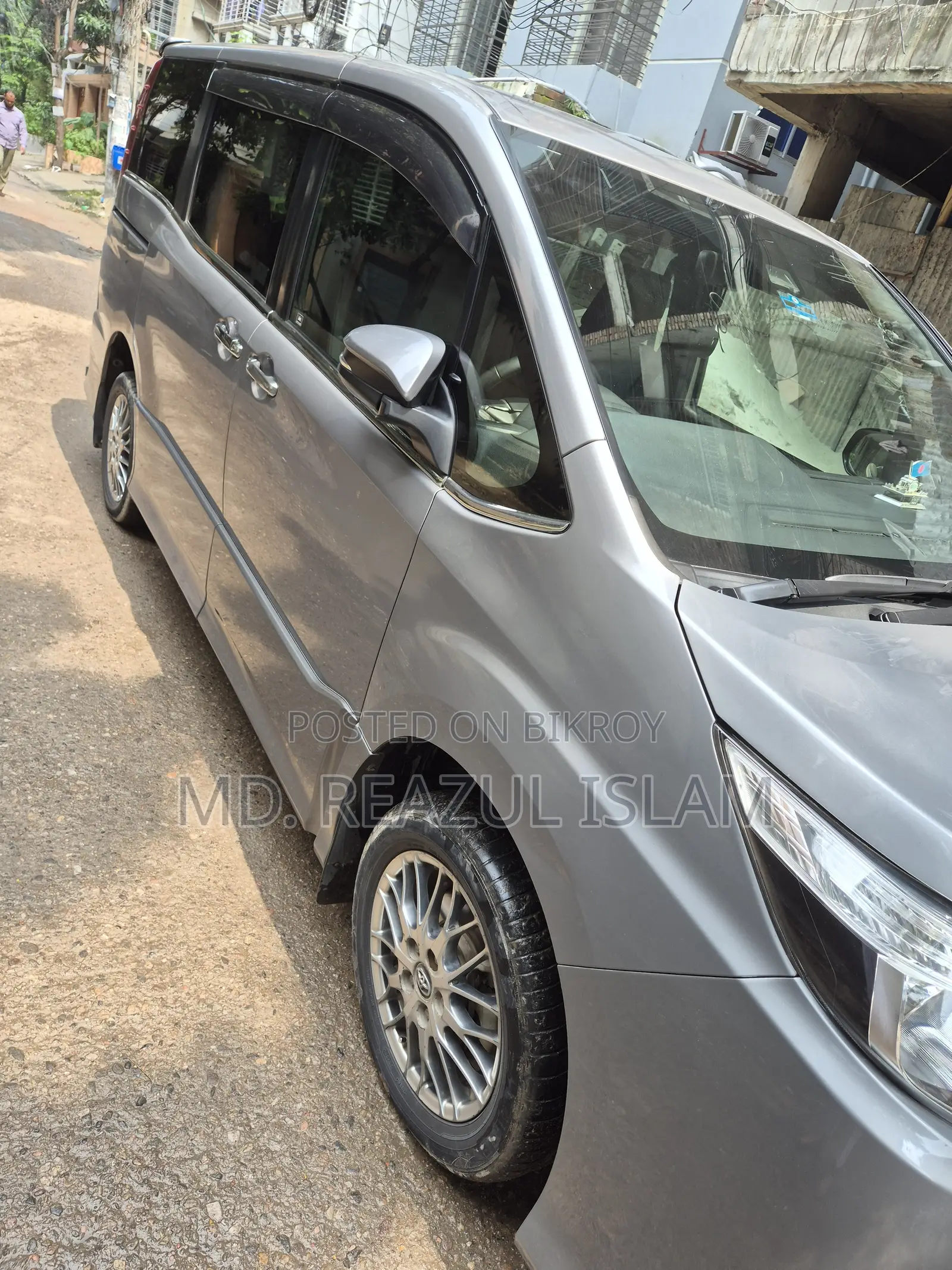 Toyota Noah 1.8 Front-Wheel Drive Hybrid (7 seater) 2017 Gray