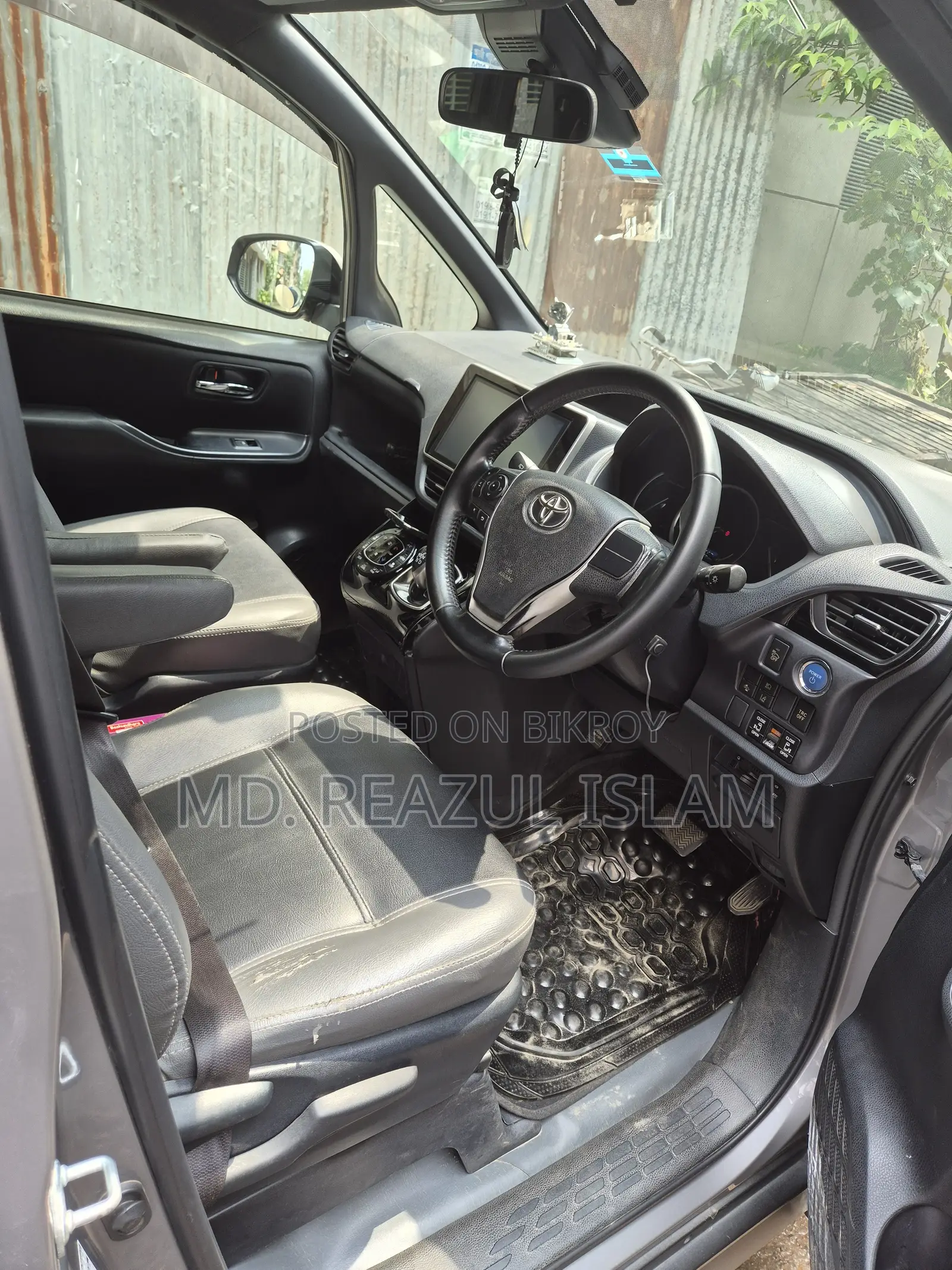Toyota Noah 1.8 Front-Wheel Drive Hybrid (7 seater) 2017 Gray