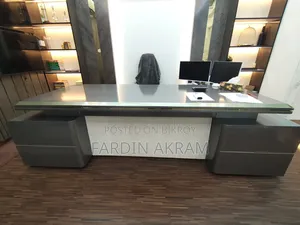 আড়ম্বরপূর্ণ এক্সিকিউটিভ ডেস্ক