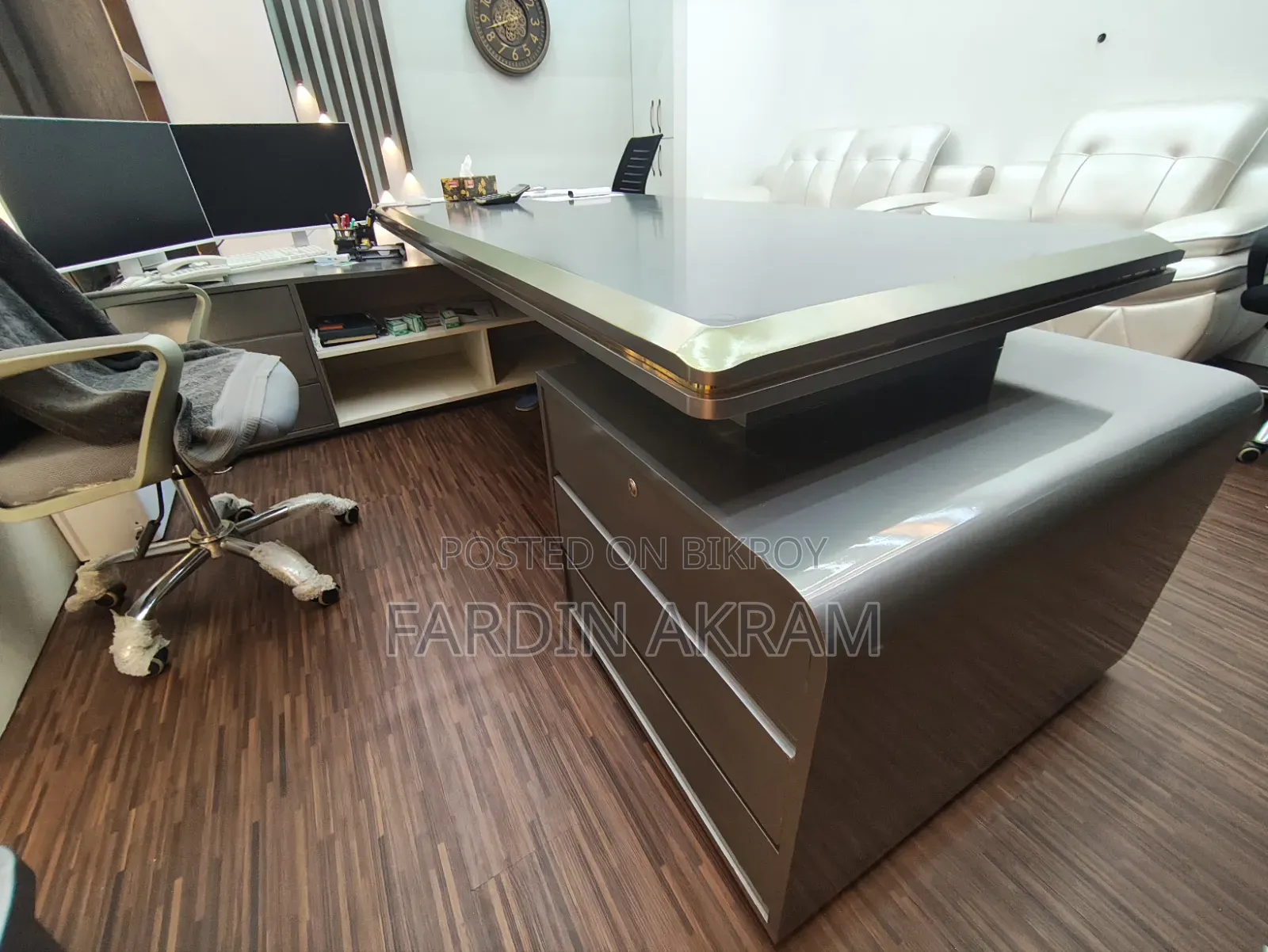 আড়ম্বরপূর্ণ এক্সিকিউটিভ ডেস্ক