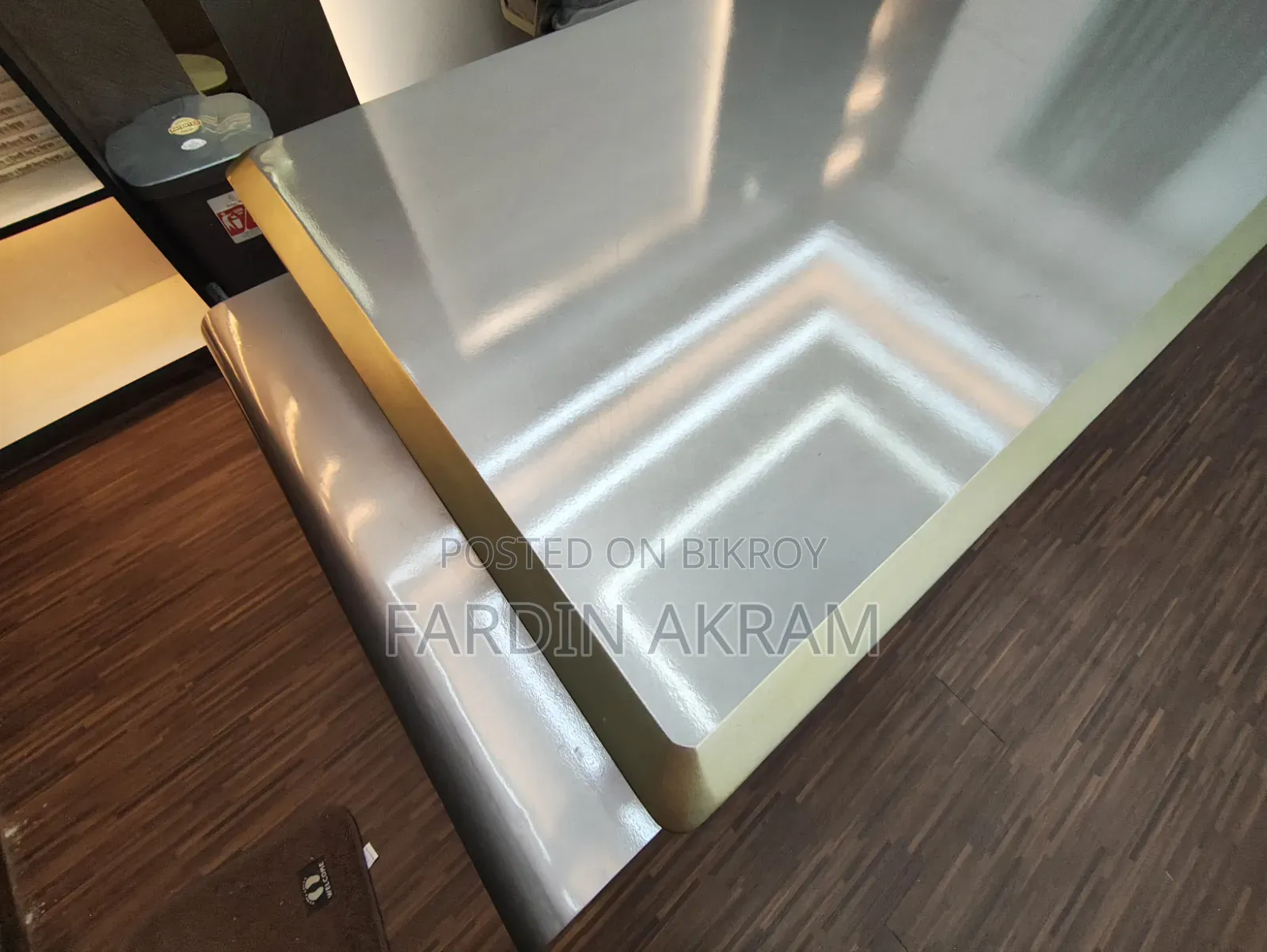 আড়ম্বরপূর্ণ এক্সিকিউটিভ ডেস্ক