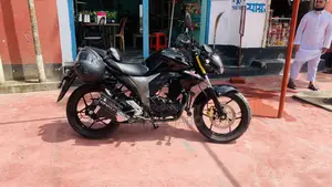 নতুন সুজুকি জিক্সার ২০২৪ কালো