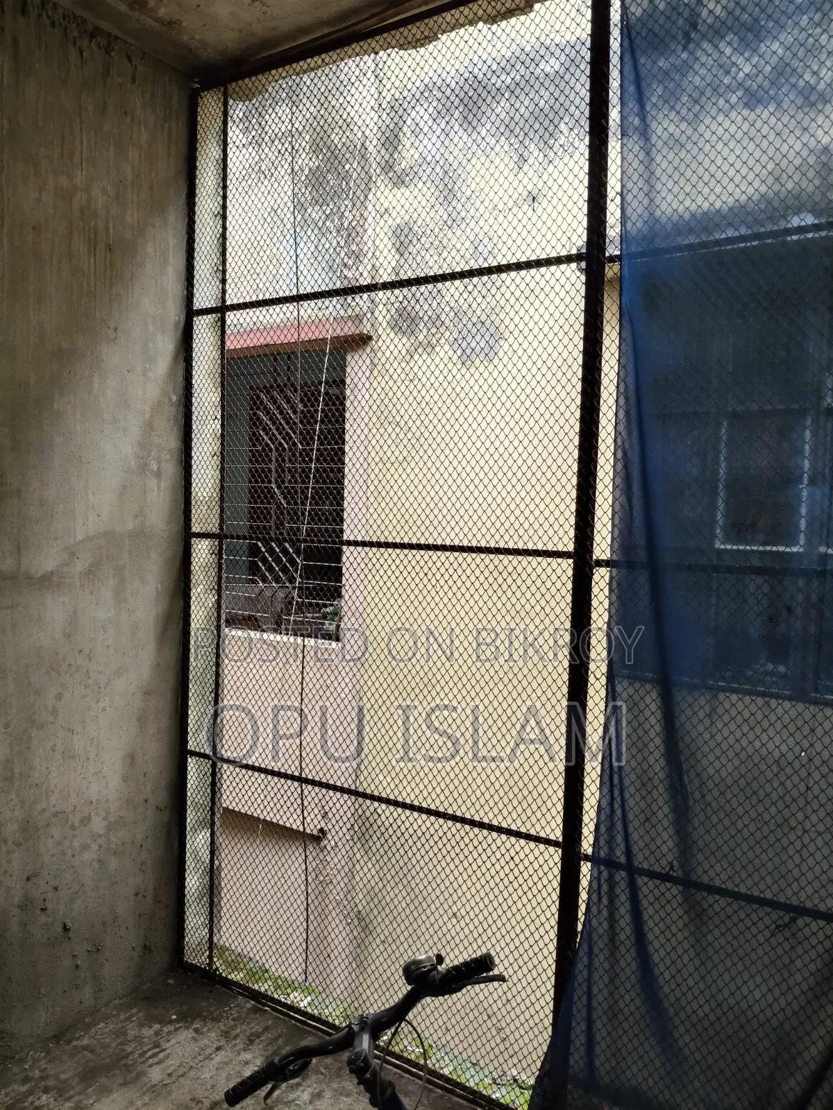লোহার বাউন্ডারি নেট।