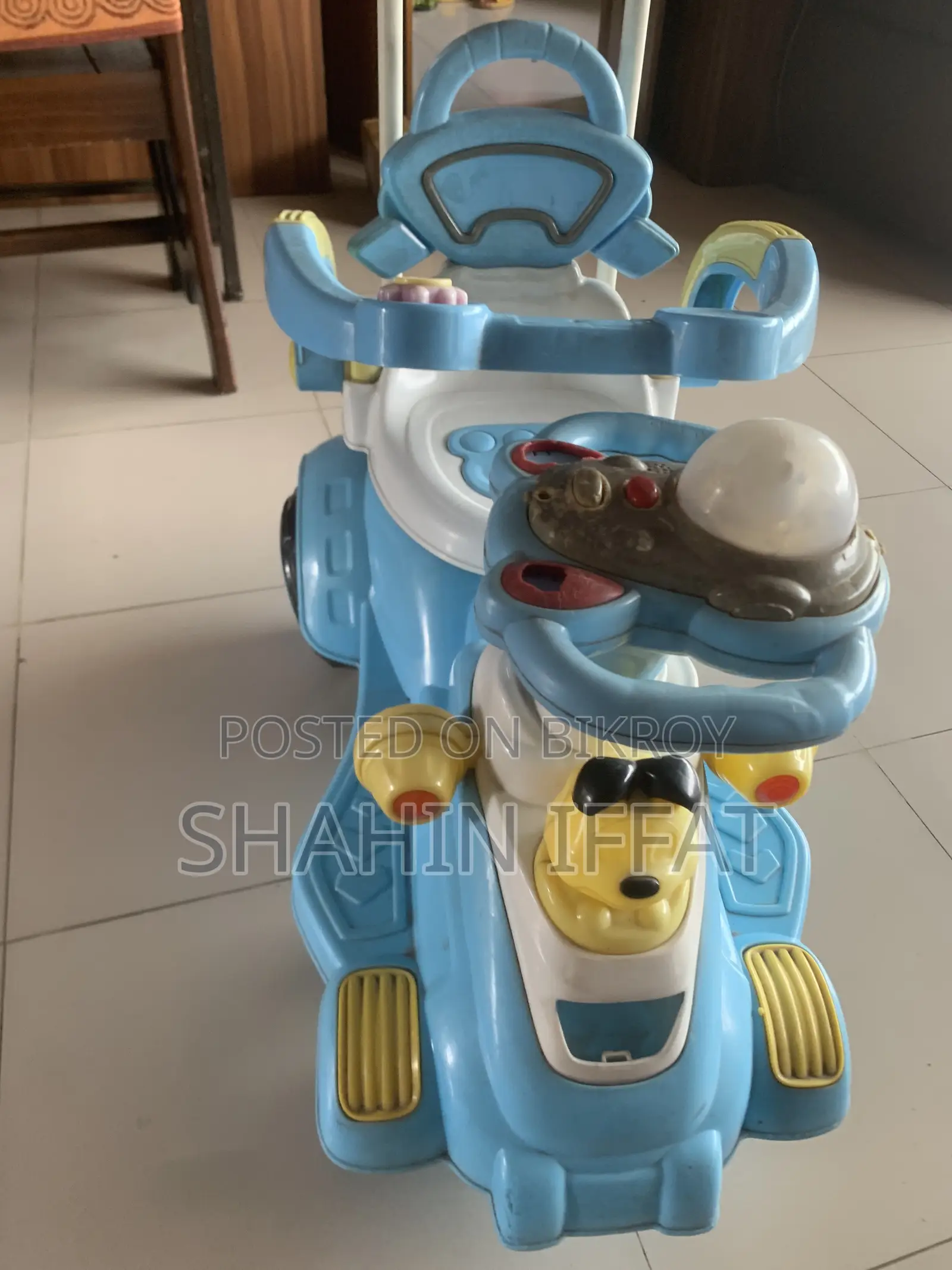 লাইট-ব্লু চিলড্রেনস রাইড-অন সুইং কার