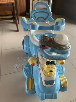 লাইট-ব্লু চিলড্রেনস রাইড-অন সুইং কার