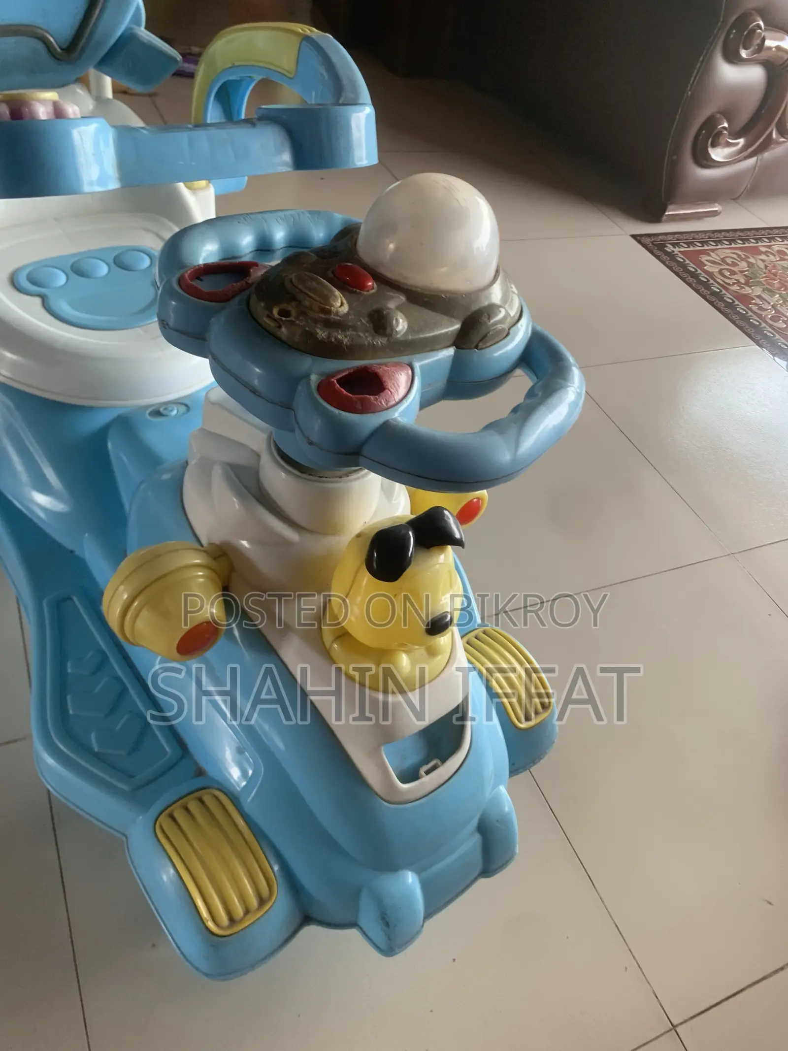 লাইট-ব্লু চিলড্রেনস রাইড-অন সুইং কার