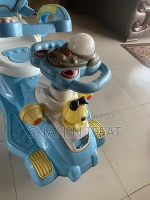 লাইট-ব্লু চিলড্রেনস রাইড-অন সুইং কার