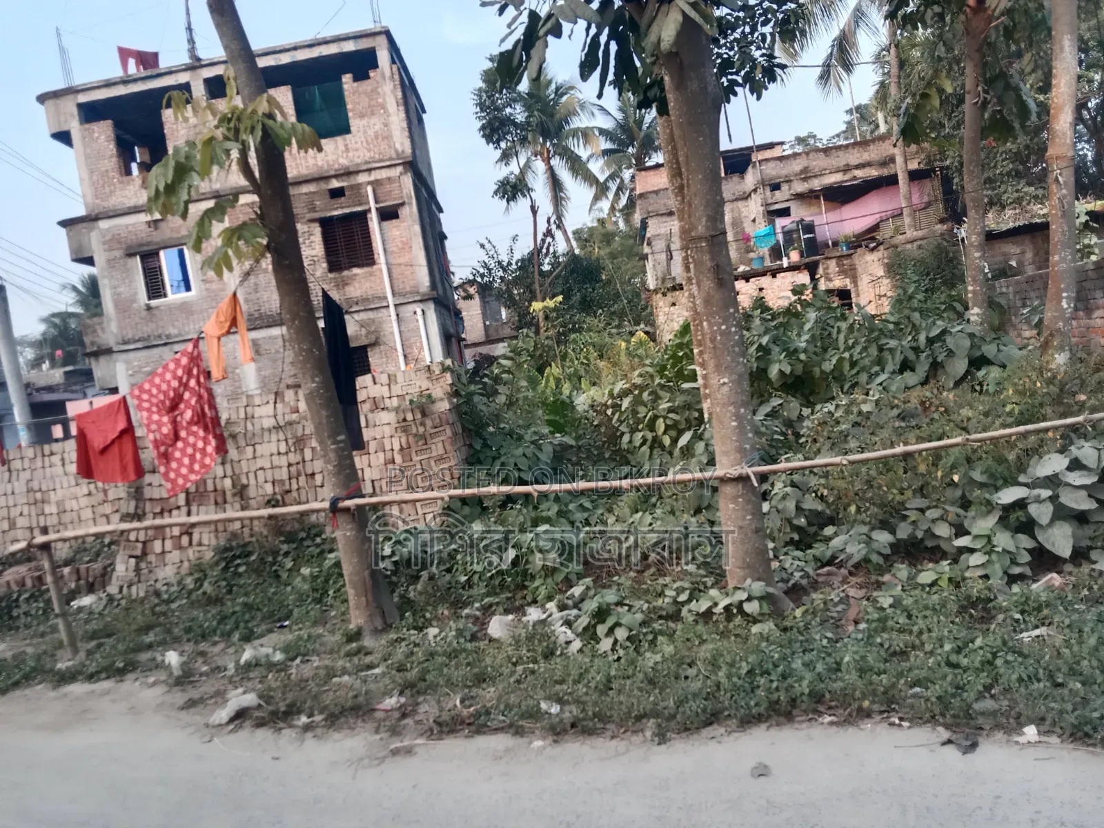 জমি বিক্রয় হবে কর্নার প্লট দুই দিকে রাস্তা আছে দোকান করা যাবে