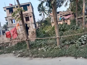 জমি বিক্রয় হবে কর্নার প্লট দুই দিকে রাস্তা আছে দোকান করা যাবে
