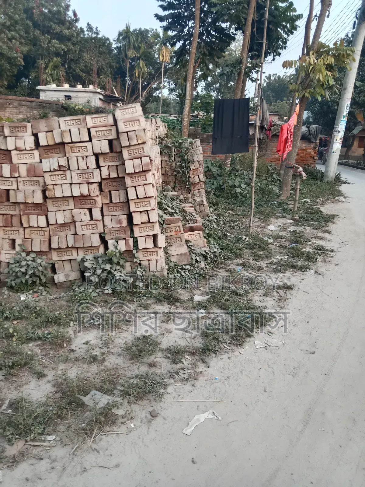 জমি বিক্রয় হবে কর্নার প্লট দুই দিকে রাস্তা আছে দোকান করা যাবে