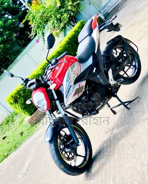 সুজুকি জিক্সার ২০২৩ কমলা