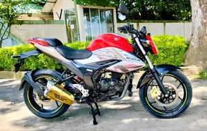 সুজুকি জিক্সার ২০২৩ কমলা