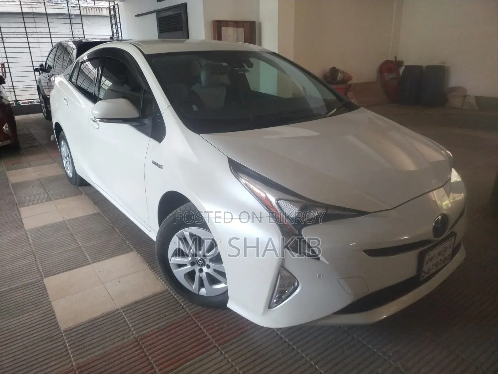Toyota Prius L FWD 2019 White