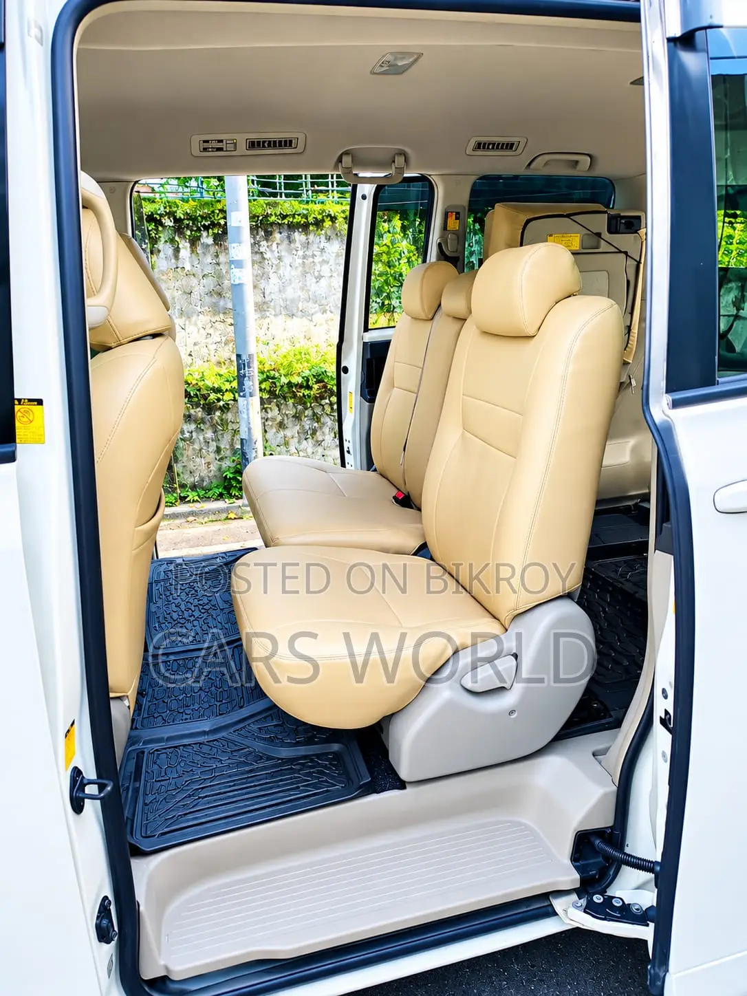 Toyota Noah 2.0 143hp FWD (8 Seater) 2012 Pearl