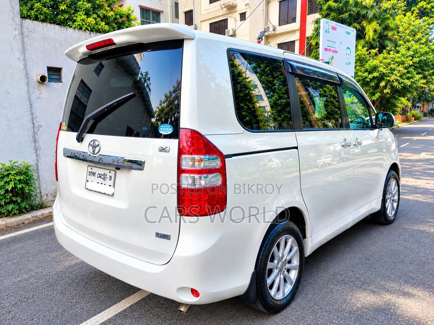 Toyota Noah 2.0 143hp FWD (8 Seater) 2012 Pearl