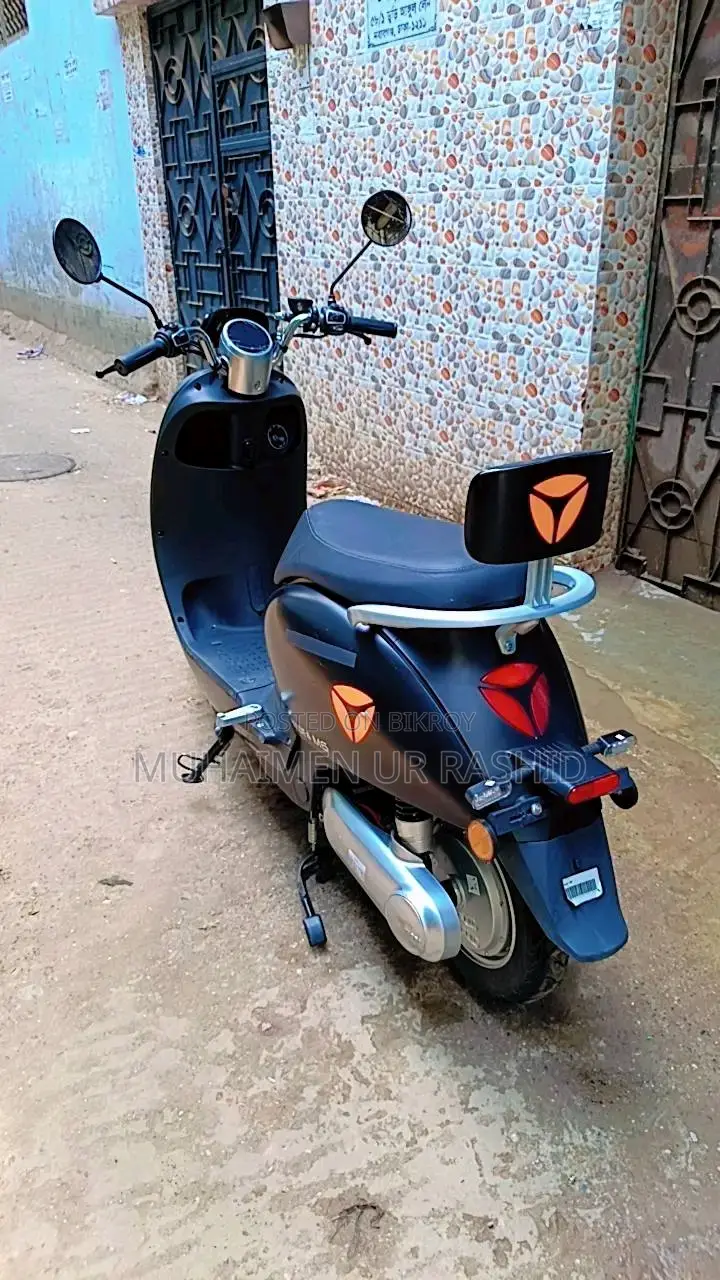 ইয়াডি এম৬ ২০২৬ কালো