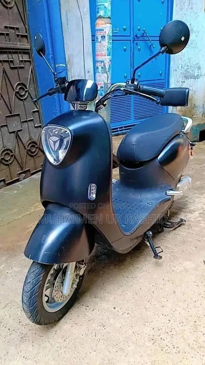 ইয়াডি এম৬ ২০২৬ কালো