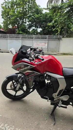 ইয়ামাহা ফেজার এফআই ভি২ ২০১৮ রেড