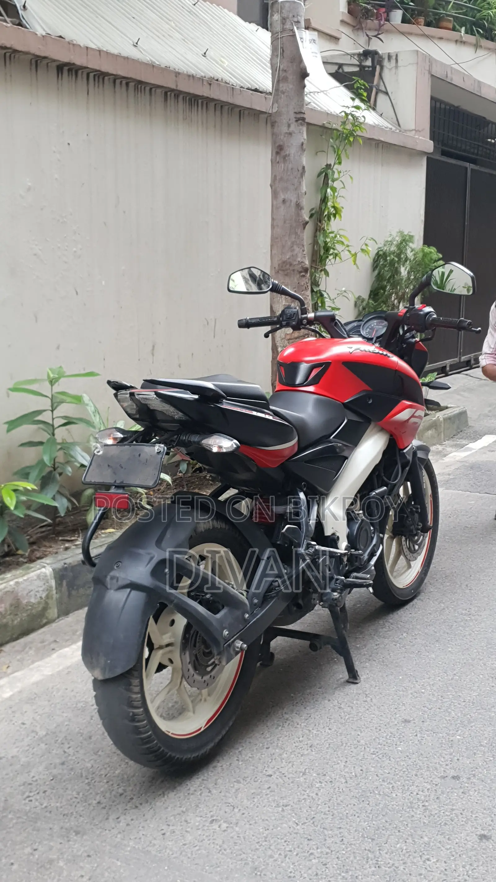 বাজাজ পালসার এনএস ১৬০ ২০২১ রেড